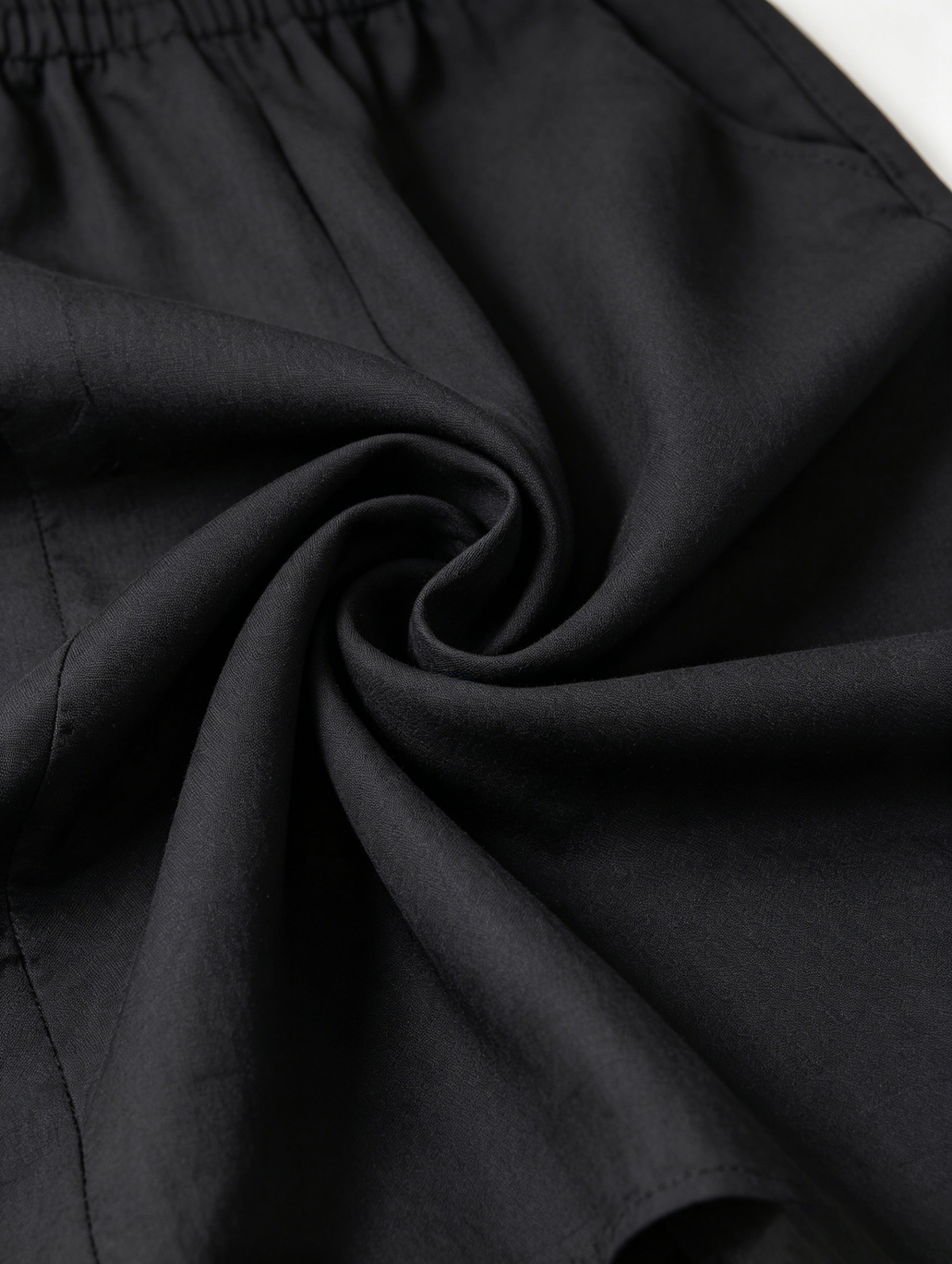 Marbella | Mono negro casual con hombros al aire y cordón ajustable