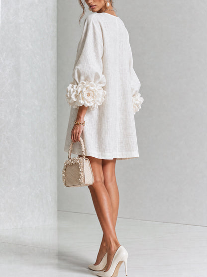 Chiara | Vestido Mini en Mezcla de Lino con Puños de Rosa, Blanco